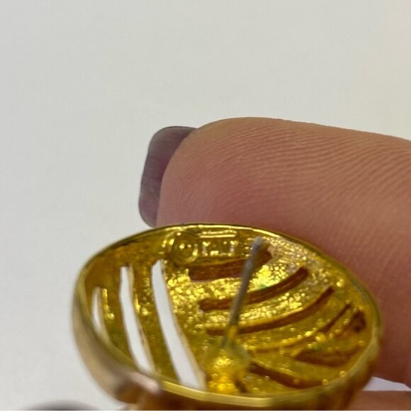 TAT EARRINGS VINTAGE GOLD TONE OPEN WORK ROUND STUD PIERCED CIRCLE SIGNED - Picture 8 of 8